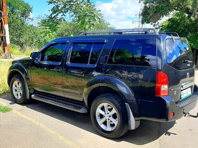 Черный Ниссан Патфайндер, объемом двигателя 2.5 л и пробегом 320 тыс. км за 10000 $, фото 2 на Automoto.ua