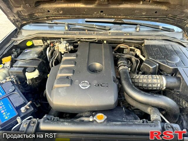 Черный Ниссан Патфайндер, объемом двигателя 2.5 л и пробегом 251 тыс. км за 4700 $, фото 4 на Automoto.ua