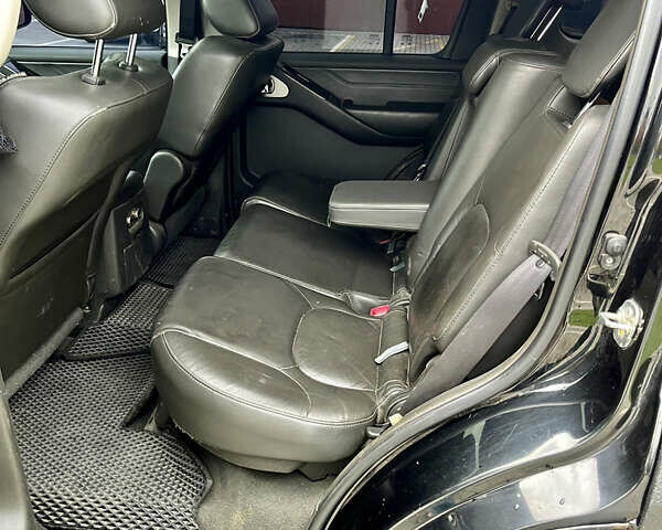 Чорний Ніссан Патфайндер, об'ємом двигуна 3.95 л та пробігом 249 тис. км за 10000 $, фото 11 на Automoto.ua