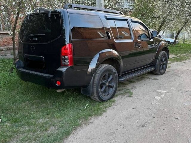 Черный Ниссан Патфайндер, объемом двигателя 4 л и пробегом 210 тыс. км за 10399 $, фото 3 на Automoto.ua