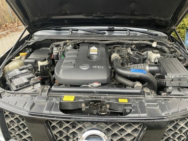 Чорний Ніссан Патфайндер, об'ємом двигуна 2.5 л та пробігом 310 тис. км за 10000 $, фото 21 на Automoto.ua