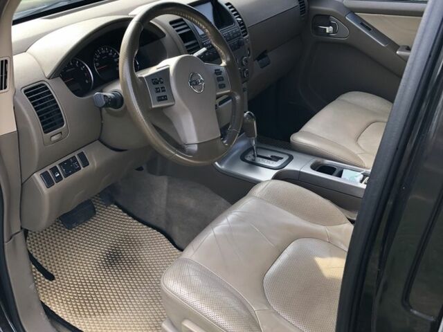 Черный Ниссан Патфайндер, объемом двигателя 4 л и пробегом 210 тыс. км за 10399 $, фото 6 на Automoto.ua