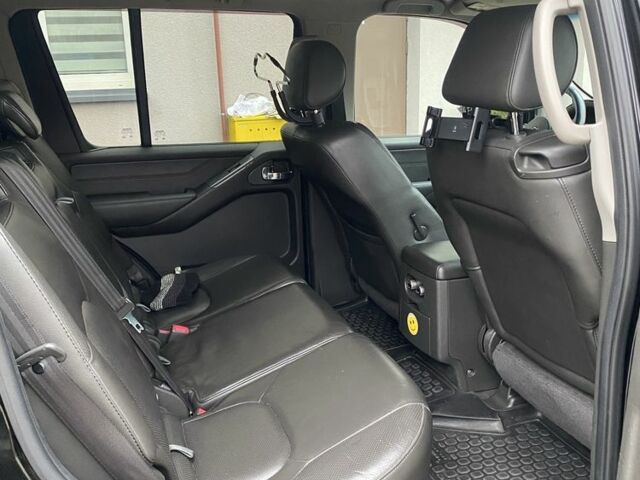 Чорний Ніссан Патфайндер, об'ємом двигуна 2.5 л та пробігом 310 тис. км за 10000 $, фото 7 на Automoto.ua