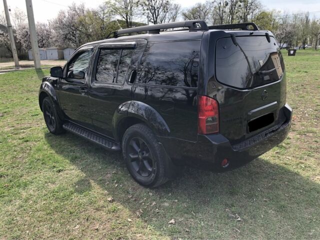 Черный Ниссан Патфайндер, объемом двигателя 4 л и пробегом 210 тыс. км за 10399 $, фото 4 на Automoto.ua