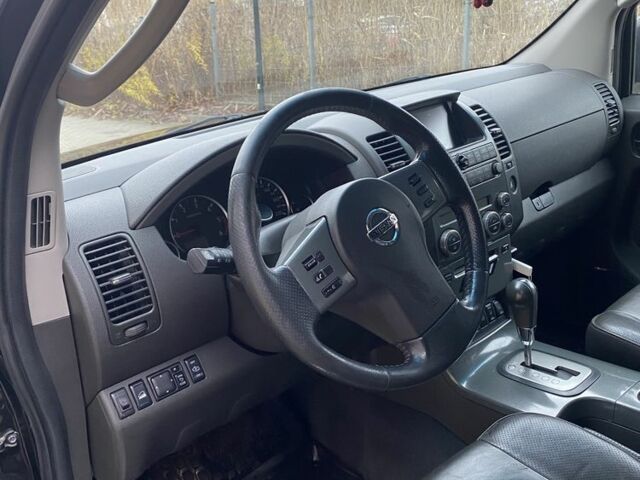 Чорний Ніссан Патфайндер, об'ємом двигуна 2.5 л та пробігом 310 тис. км за 10000 $, фото 17 на Automoto.ua