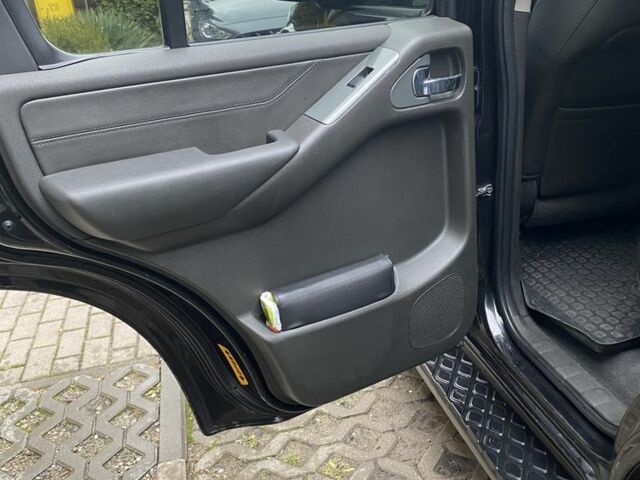 Чорний Ніссан Патфайндер, об'ємом двигуна 2.5 л та пробігом 310 тис. км за 10000 $, фото 12 на Automoto.ua