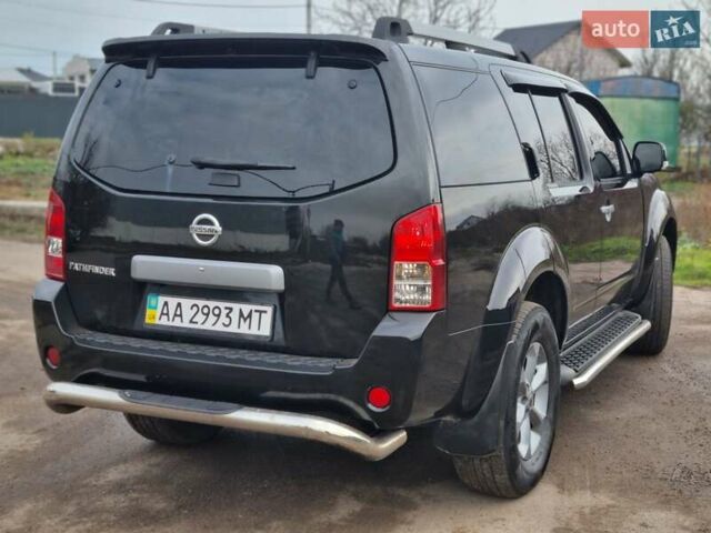 Черный Ниссан Патфайндер, объемом двигателя 2.5 л и пробегом 188 тыс. км за 10400 $, фото 2 на Automoto.ua