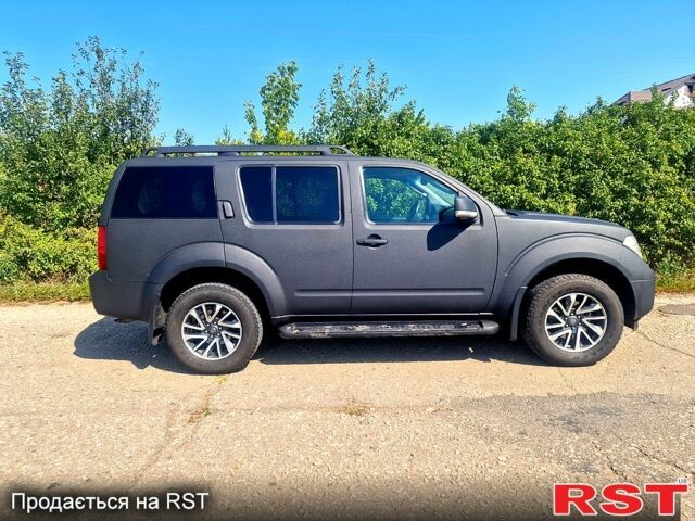 Черный Ниссан Патфайндер, объемом двигателя 2.5 л и пробегом 386 тыс. км за 11000 $, фото 1 на Automoto.ua