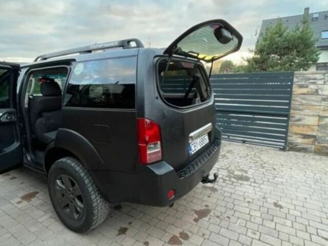 Черный Ниссан Патфайндер, объемом двигателя 3 л и пробегом 216 тыс. км за 4000 $, фото 2 на Automoto.ua