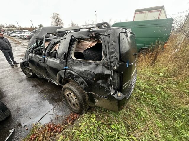 Черный Ниссан Патфайндер, объемом двигателя 2.5 л и пробегом 200 тыс. км за 4700 $, фото 5 на Automoto.ua