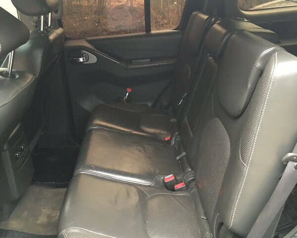 Черный Ниссан Патфайндер, объемом двигателя 2.5 л и пробегом 250 тыс. км за 11200 $, фото 10 на Automoto.ua