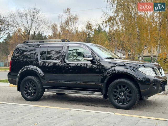 Черный Ниссан Патфайндер, объемом двигателя 2.5 л и пробегом 170 тыс. км за 14800 $, фото 2 на Automoto.ua