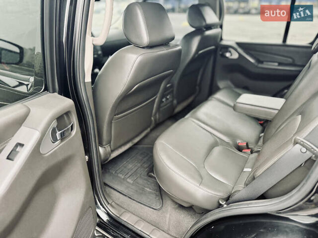 Черный Ниссан Патфайндер, объемом двигателя 3 л и пробегом 265 тыс. км за 18600 $, фото 19 на Automoto.ua