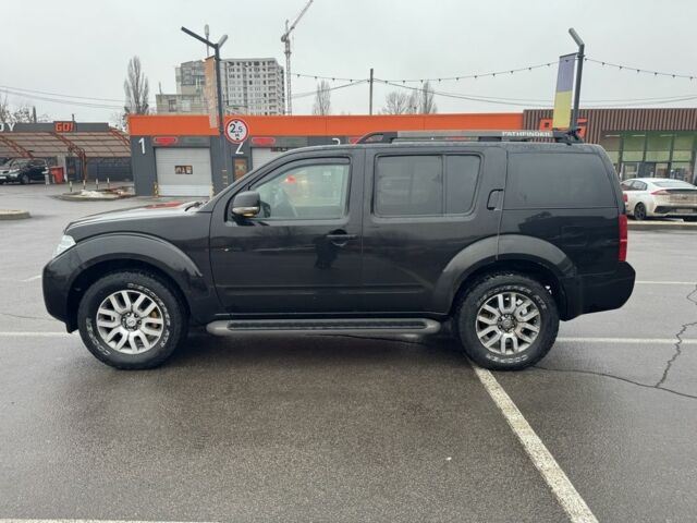 Черный Ниссан Патфайндер, объемом двигателя 2.5 л и пробегом 187 тыс. км за 5500 $, фото 2 на Automoto.ua