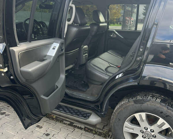 Чорний Ніссан Патфайндер, об'ємом двигуна 3.95 л та пробігом 131 тис. км за 20500 $, фото 6 на Automoto.ua