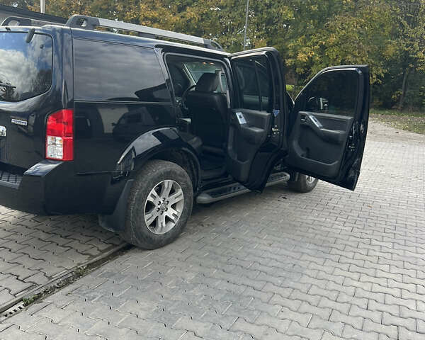 Чорний Ніссан Патфайндер, об'ємом двигуна 3.95 л та пробігом 131 тис. км за 20500 $, фото 3 на Automoto.ua