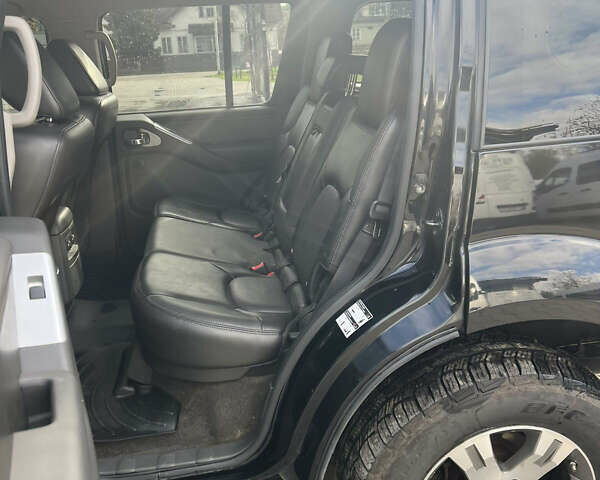 Чорний Ніссан Патфайндер, об'ємом двигуна 3.95 л та пробігом 131 тис. км за 20500 $, фото 7 на Automoto.ua