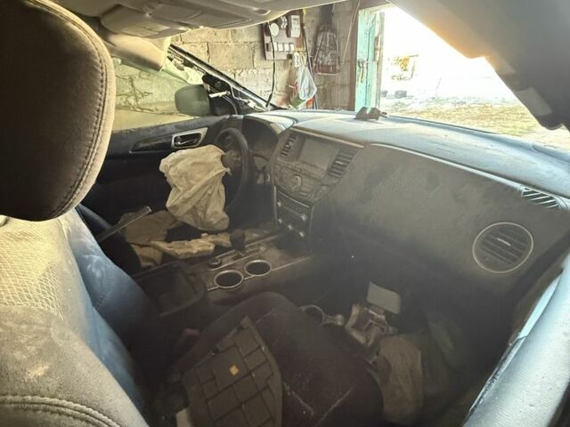 Черный Ниссан Патфайндер, объемом двигателя 3.6 л и пробегом 60 тыс. км за 3500 $, фото 9 на Automoto.ua