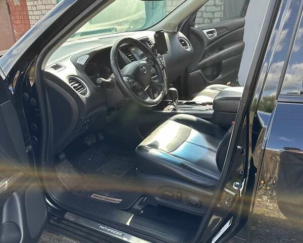 Черный Ниссан Патфайндер, объемом двигателя 3.5 л и пробегом 84 тыс. км за 21000 $, фото 5 на Automoto.ua