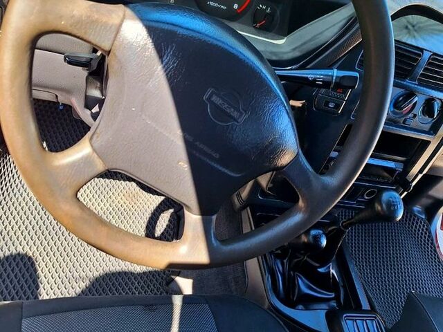 Красный Ниссан Патфайндер, объемом двигателя 3.3 л и пробегом 147 тыс. км за 3960 $, фото 4 на Automoto.ua