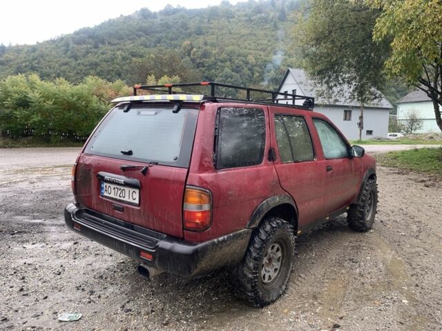 Красный Ниссан Патфайндер, объемом двигателя 3.3 л и пробегом 300 тыс. км за 4300 $, фото 3 на Automoto.ua