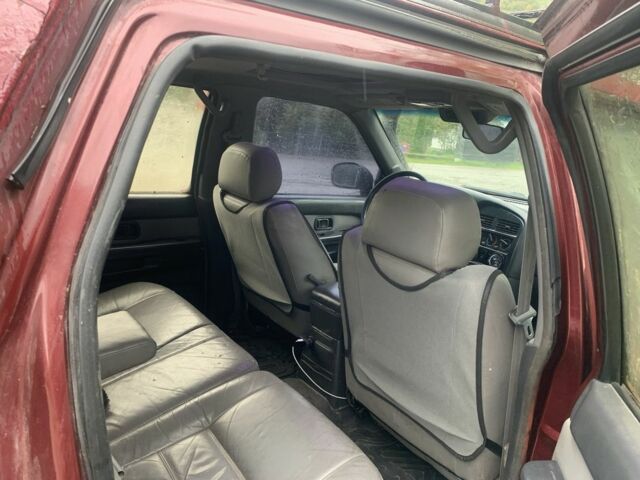 Красный Ниссан Патфайндер, объемом двигателя 3.3 л и пробегом 300 тыс. км за 4300 $, фото 6 на Automoto.ua