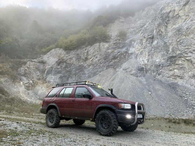 Красный Ниссан Патфайндер, объемом двигателя 3.3 л и пробегом 300 тыс. км за 4300 $, фото 7 на Automoto.ua