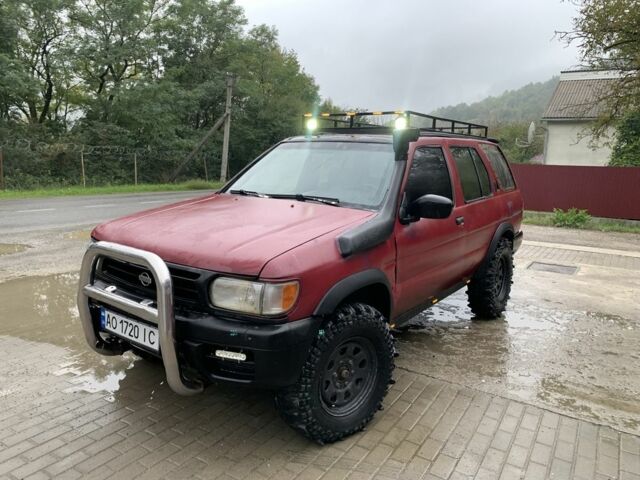 Красный Ниссан Патфайндер, объемом двигателя 3.3 л и пробегом 300 тыс. км за 4300 $, фото 12 на Automoto.ua