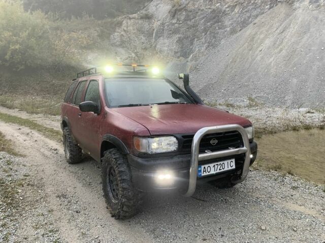 Красный Ниссан Патфайндер, объемом двигателя 3.3 л и пробегом 300 тыс. км за 4300 $, фото 8 на Automoto.ua