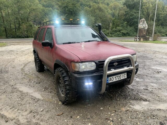 Красный Ниссан Патфайндер, объемом двигателя 3.3 л и пробегом 300 тыс. км за 4300 $, фото 1 на Automoto.ua