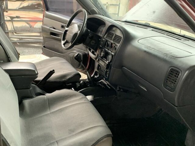 Красный Ниссан Патфайндер, объемом двигателя 3.3 л и пробегом 300 тыс. км за 4300 $, фото 13 на Automoto.ua