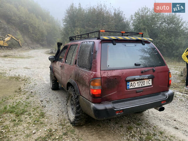 Червоний Ніссан Патфайндер, об'ємом двигуна 2.5 л та пробігом 300 тис. км за 4300 $, фото 1 на Automoto.ua