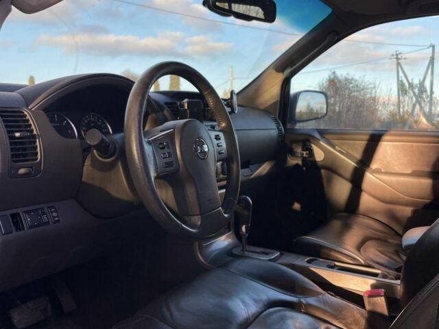 Серый Ниссан Патфайндер, объемом двигателя 2.5 л и пробегом 309 тыс. км за 6999 $, фото 3 на Automoto.ua