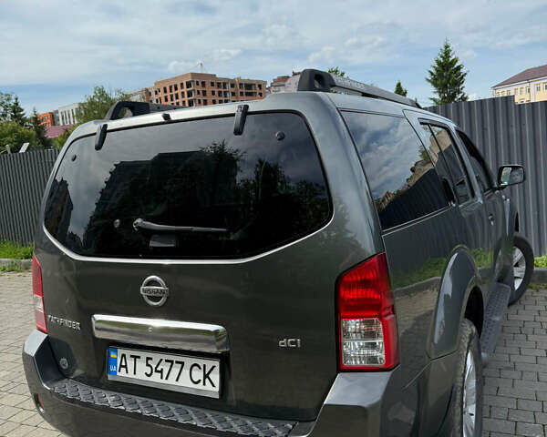 Серый Ниссан Патфайндер, объемом двигателя 2.49 л и пробегом 407 тыс. км за 10888 $, фото 3 на Automoto.ua