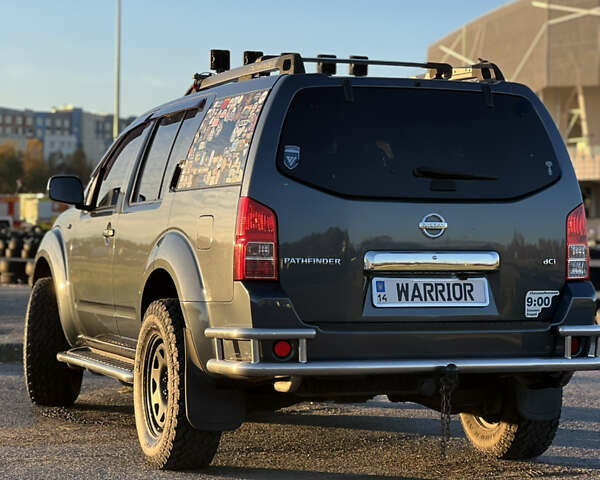 Серый Ниссан Патфайндер, объемом двигателя 2.49 л и пробегом 364 тыс. км за 10000 $, фото 7 на Automoto.ua