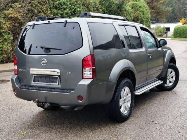Серый Ниссан Патфайндер, объемом двигателя 2.5 л и пробегом 230 тыс. км за 3416 $, фото 2 на Automoto.ua