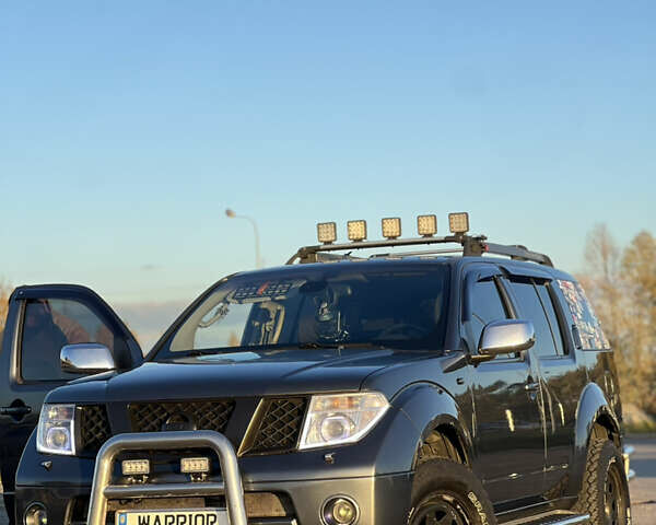 Серый Ниссан Патфайндер, объемом двигателя 2.5 л и пробегом 364 тыс. км за 12000 $, фото 16 на Automoto.ua