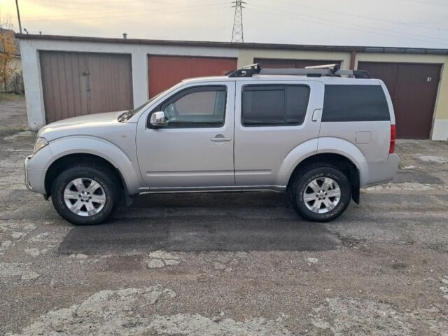 Серый Ниссан Патфайндер, объемом двигателя 2.5 л и пробегом 247 тыс. км за 3100 $, фото 3 на Automoto.ua