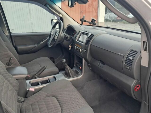 Серый Ниссан Патфайндер, объемом двигателя 2.5 л и пробегом 247 тыс. км за 3100 $, фото 6 на Automoto.ua