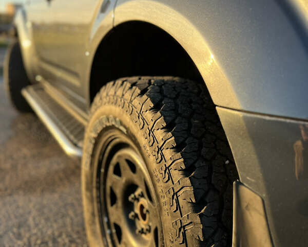 Серый Ниссан Патфайндер, объемом двигателя 2.5 л и пробегом 364 тыс. км за 12000 $, фото 11 на Automoto.ua