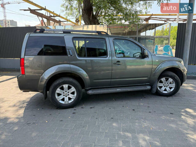 Серый Ниссан Патфайндер, объемом двигателя 2.49 л и пробегом 407 тыс. км за 10888 $, фото 5 на Automoto.ua