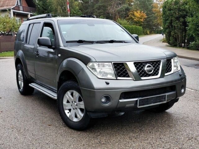 Серый Ниссан Патфайндер, объемом двигателя 2.5 л и пробегом 230 тыс. км за 3416 $, фото 3 на Automoto.ua