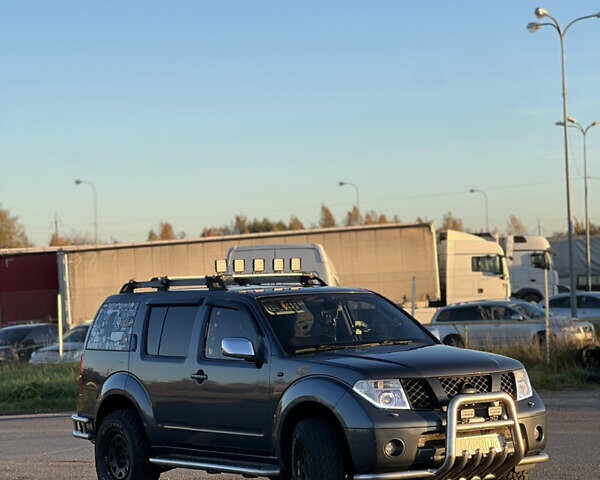 Серый Ниссан Патфайндер, объемом двигателя 2.5 л и пробегом 364 тыс. км за 12000 $, фото 7 на Automoto.ua