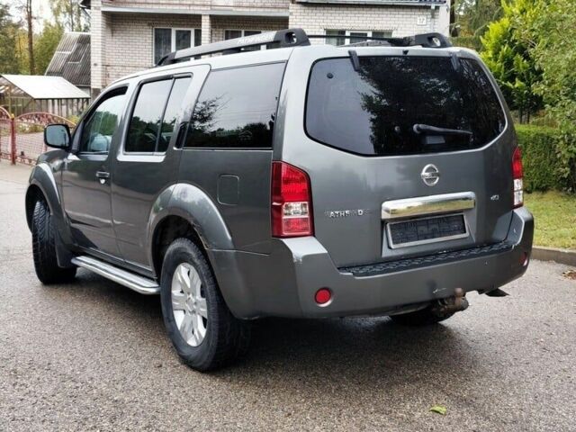 Серый Ниссан Патфайндер, объемом двигателя 2.5 л и пробегом 230 тыс. км за 3416 $, фото 1 на Automoto.ua