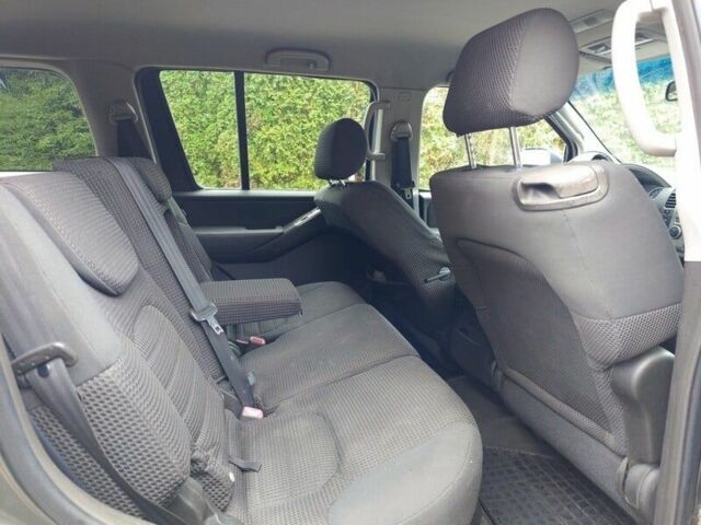 Серый Ниссан Патфайндер, объемом двигателя 2.5 л и пробегом 230 тыс. км за 3416 $, фото 7 на Automoto.ua