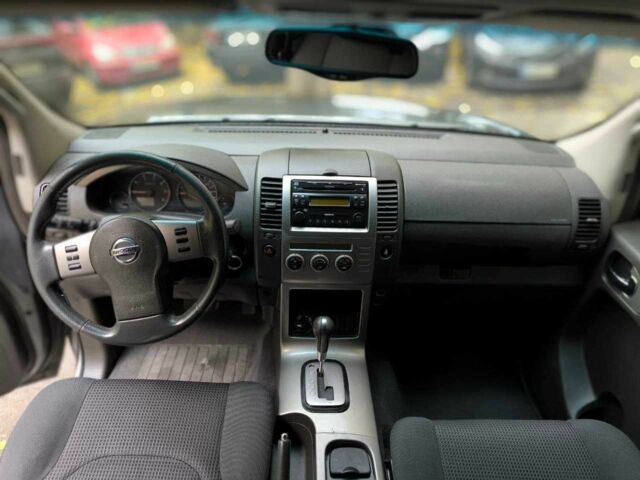 Серый Ниссан Патфайндер, объемом двигателя 2.5 л и пробегом 358 тыс. км за 5978 $, фото 7 на Automoto.ua