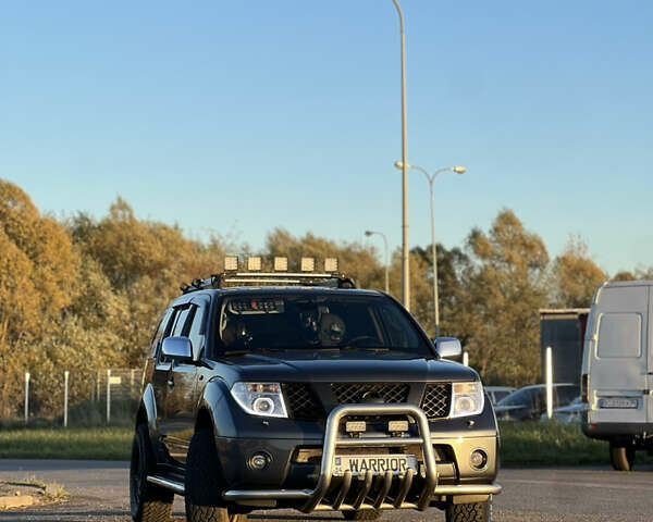 Серый Ниссан Патфайндер, объемом двигателя 2.49 л и пробегом 364 тыс. км за 10000 $, фото 2 на Automoto.ua