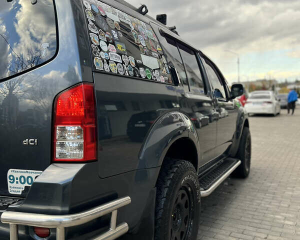 Серый Ниссан Патфайндер, объемом двигателя 2.49 л и пробегом 364 тыс. км за 10000 $, фото 9 на Automoto.ua