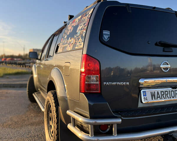 Серый Ниссан Патфайндер, объемом двигателя 2.5 л и пробегом 364 тыс. км за 12000 $, фото 12 на Automoto.ua