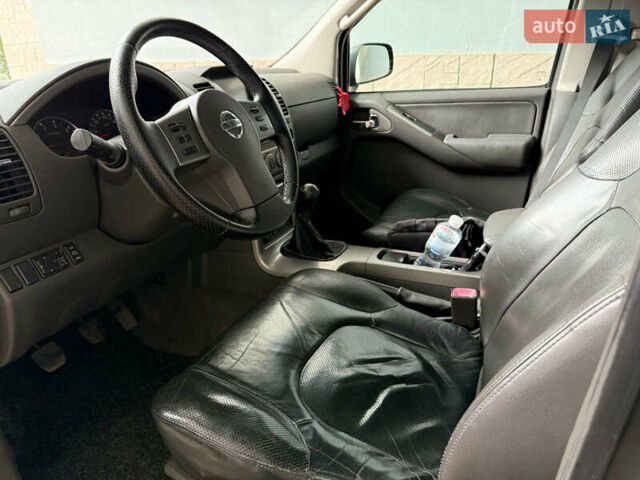 Серый Ниссан Патфайндер, объемом двигателя 2.49 л и пробегом 407 тыс. км за 10888 $, фото 2 на Automoto.ua